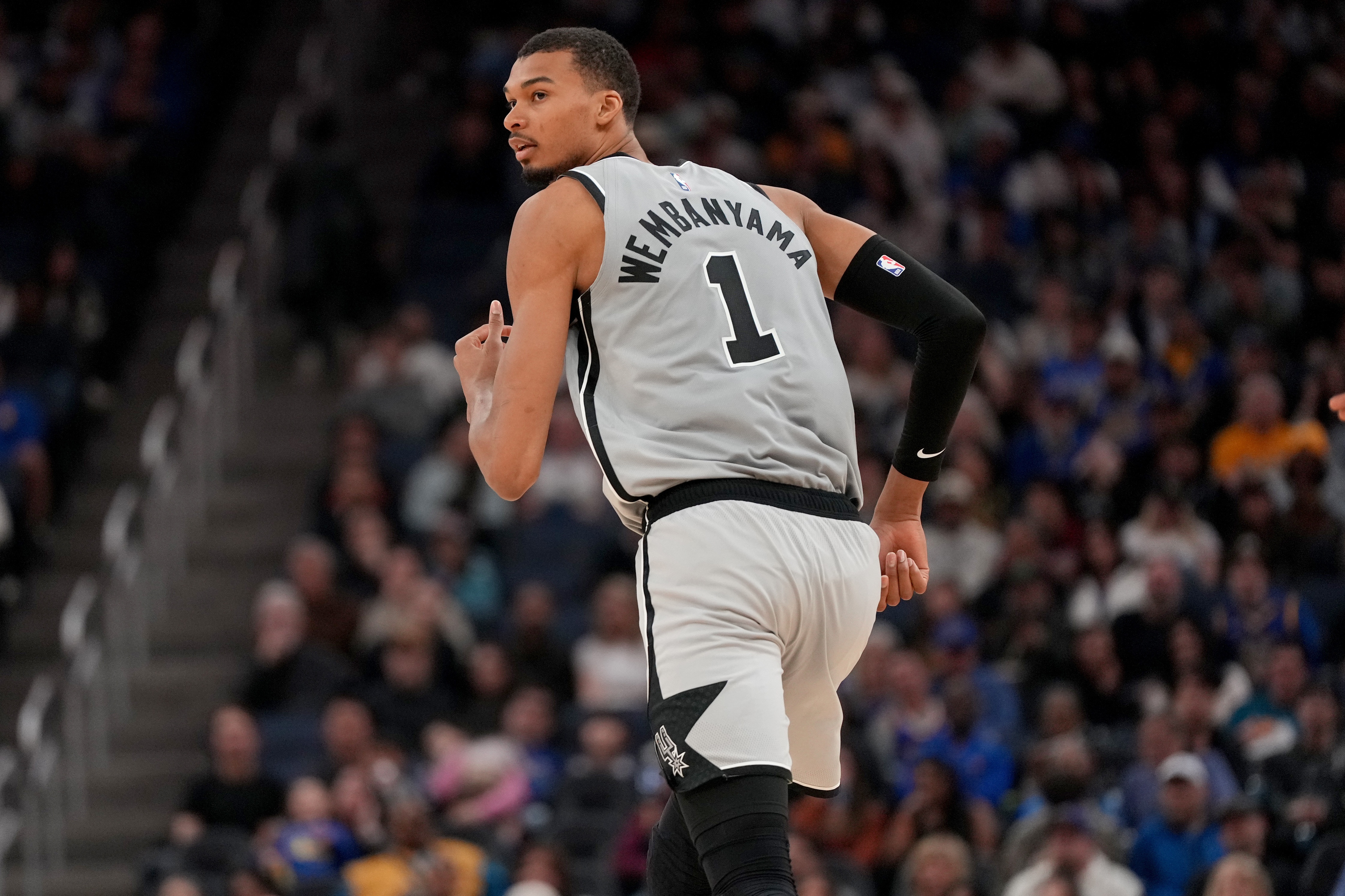 6686下载-未来是你的！文班常规赛攻防高效场均25分11.5板3.1帽 荣膺盖帽王